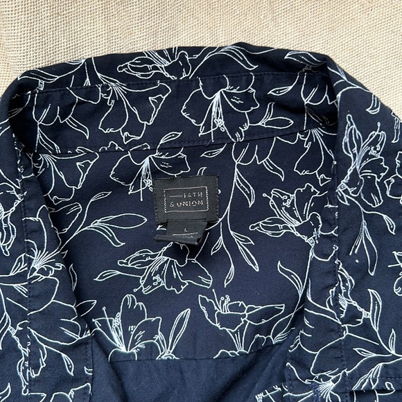 Navy/white short sleeved button down floral pattern/print shirt EUC like new - Picture 4 of 7